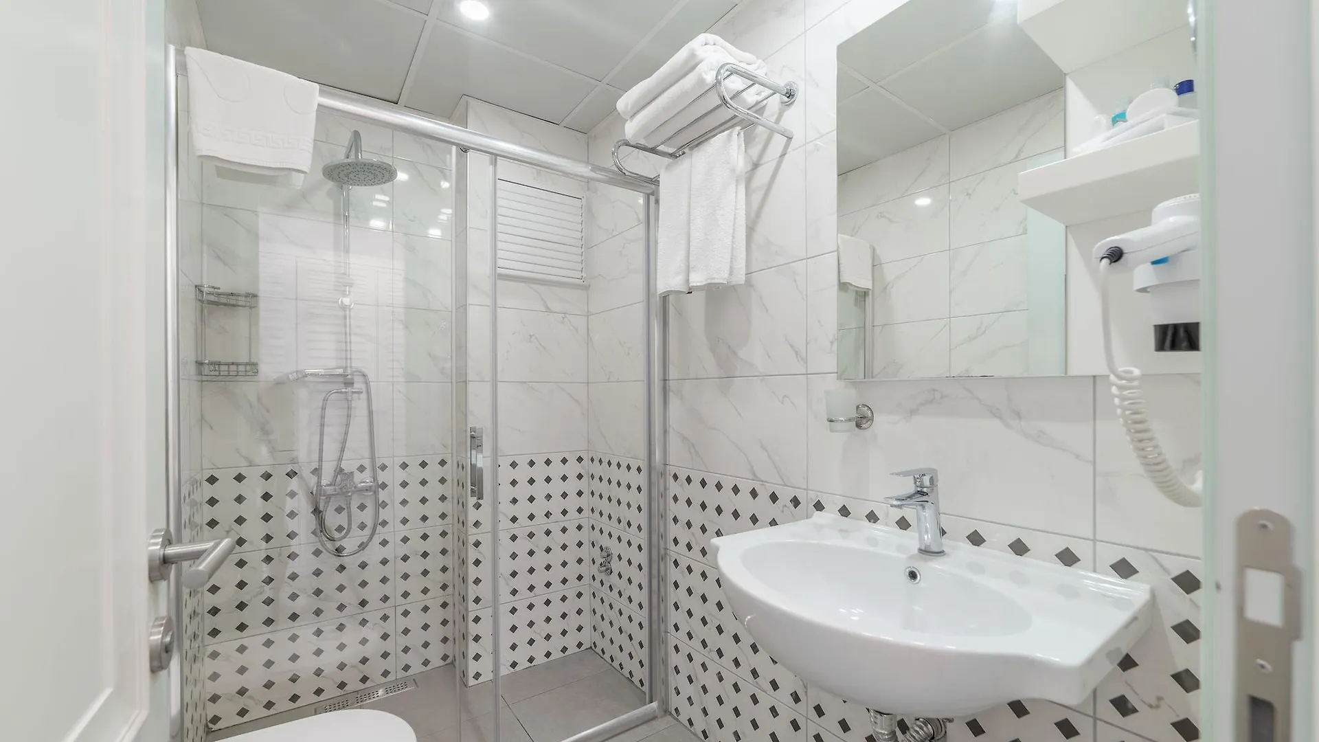 Yazar Lara Hotel Antalia